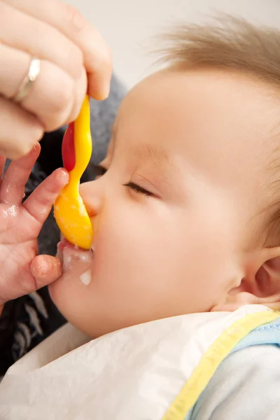 赤ちゃんを食べる — ストック写真