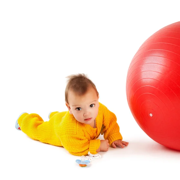 Ребенок с мячом — стоковое фото