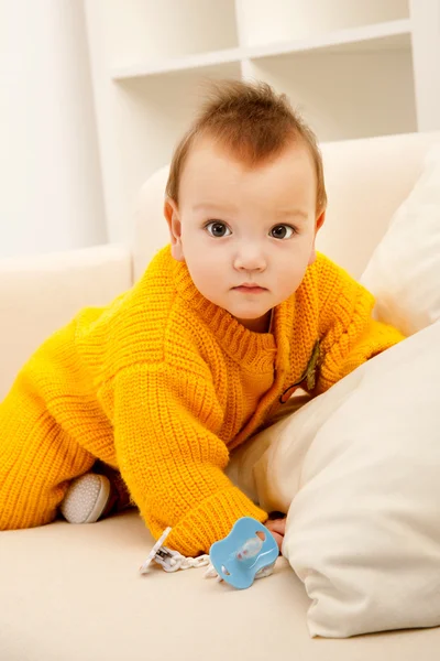 ソファの上の赤ちゃん — ストック写真