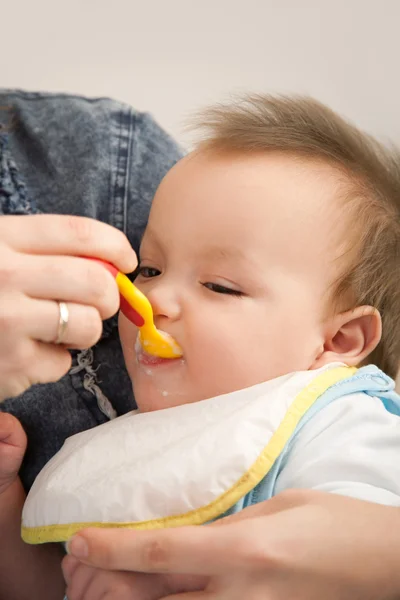 Eszik a baba — Stock Fotó