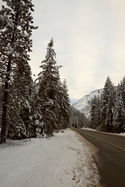 Górska droga w zimie — Zdjęcie stockowe