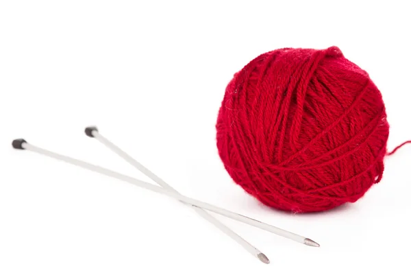 Agulhas de tricô e bola vermelha de fios — Fotografia de Stock