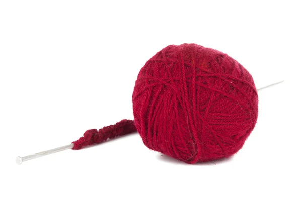 Agulhas de tricô e bola vermelha de fios — Fotografia de Stock