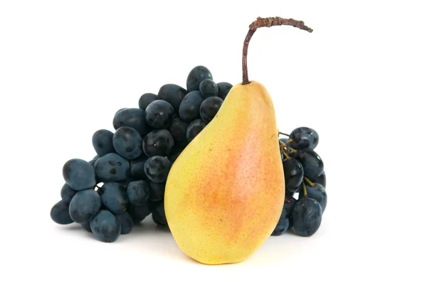 Winogrona z gruszek na białym tle — Zdjęcie stockowe