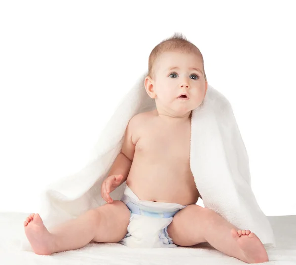 Baby in einem Handtuch isoliert — Stockfoto