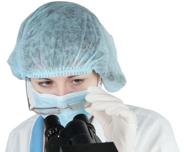 Estudiante femenina usando un microscopio — Foto de Stock