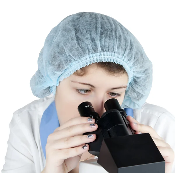 Estudiante femenina usando un microscopio —  Fotos de Stock
