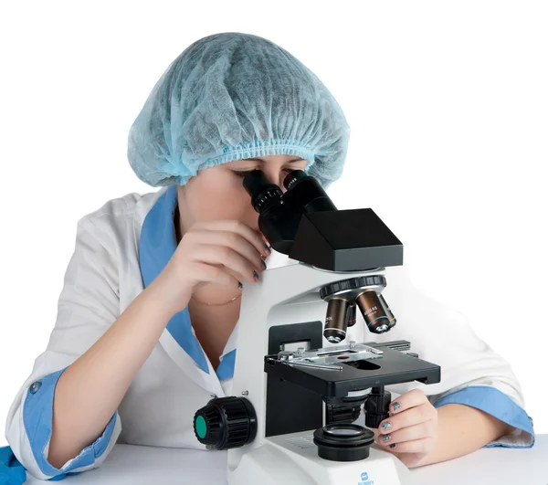 Студентка под микроскопом — стоковое фото