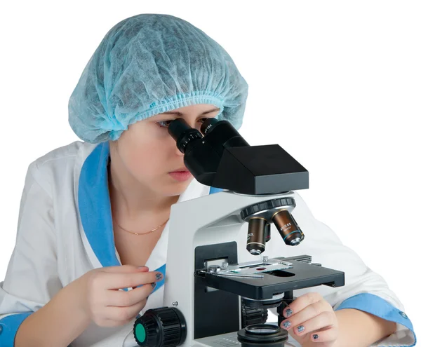 Estudante feminina usando um microscópio — Fotografia de Stock