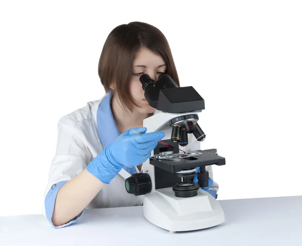Estudante feminina usando um microscópio — Fotografia de Stock