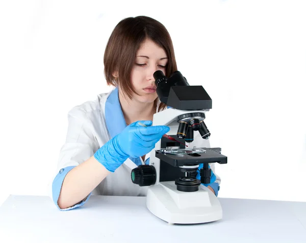 Studentka pomocí mikroskopu — Stock fotografie
