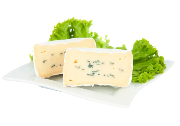 Голубой сыр с салатом на тарелке — стоковое фото