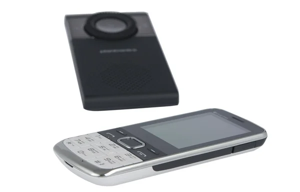Мобильный телефон с гарнитурой — стоковое фото