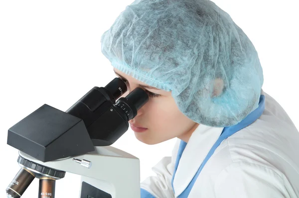 Kvinnlig student med Mikroskop — Stockfoto