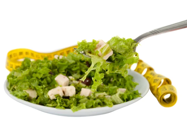 Salada com queijo feta e azeitonas e alface — Fotografia de Stock