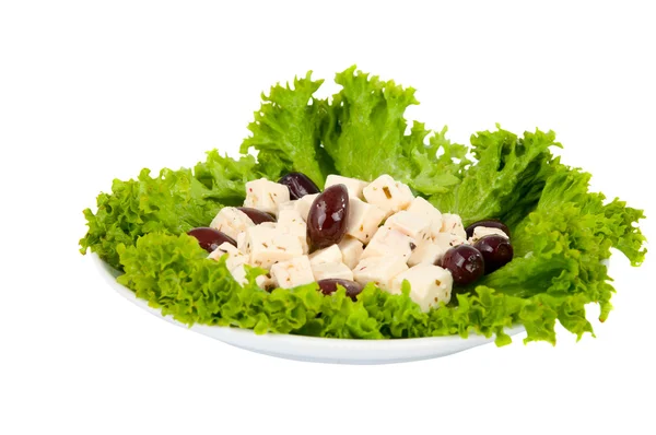 Fetaost med oliver och sallad på ett fat — Stockfoto