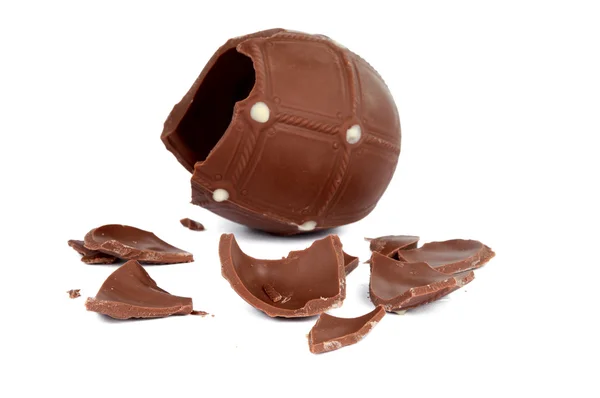 Gebarsten chocolade ei geïsoleerd — Stockfoto