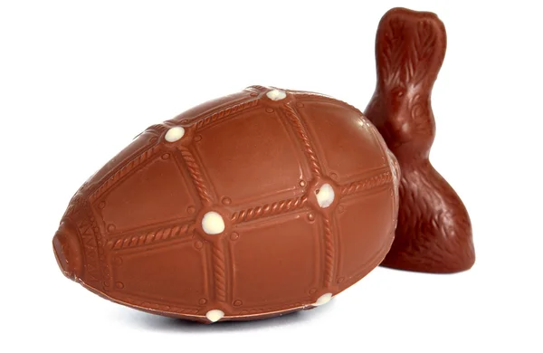 Шоколадное яйцо с кроликом — стоковое фото