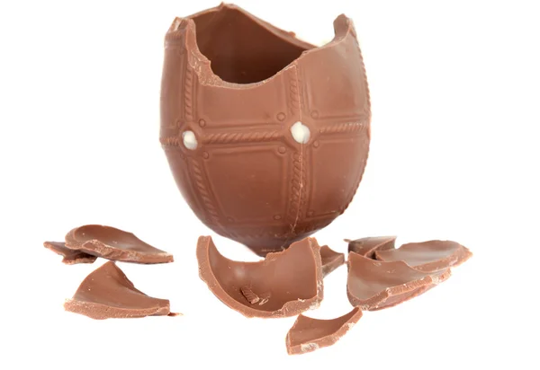 Gebarsten chocolade ei — Stockfoto