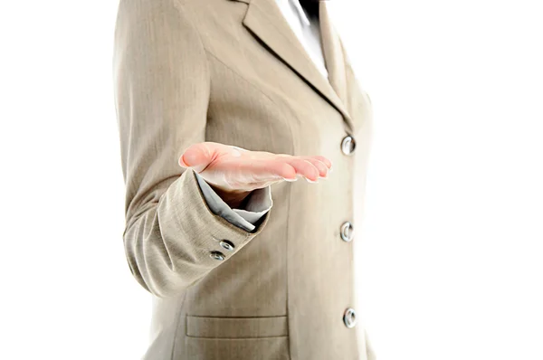 Mão feminina segurando mostrando ou dando algo — Fotografia de Stock