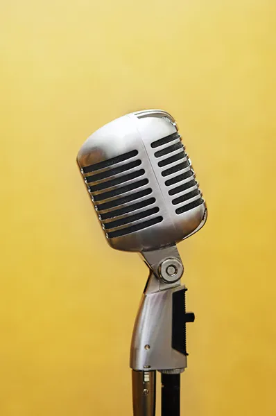 Mikrofon wokalny studio nad żółty — Zdjęcie stockowe