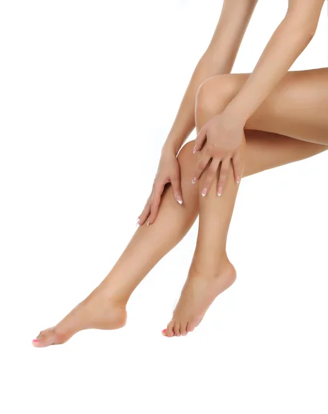 Mujer piernas siendo masajeados con manos — Stockfoto