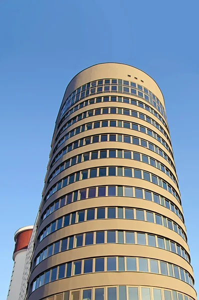 Modern kontorsbyggnad över himlen — Stockfoto