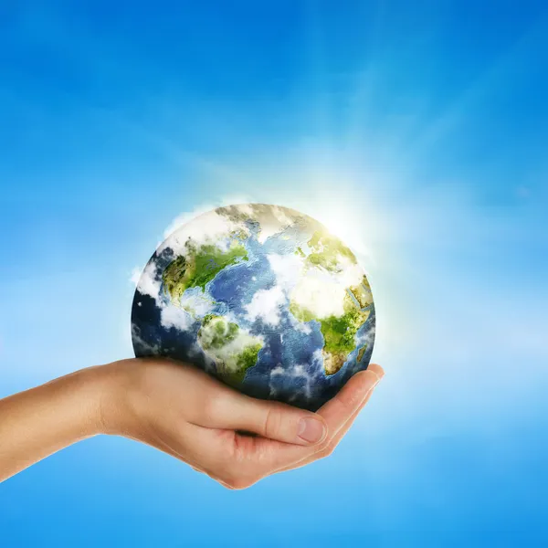 Hand holding globe over blue sky - elements of this image furnis — Stock Photo, Image