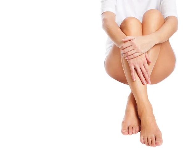 Tagliare fuori sottili gambe femminili nude essere massaggiato isolato su whi — Foto Stock