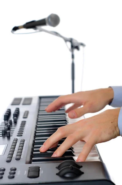 Maicrofone e mãos masculinas tocando piano no estúdio isola — Fotografia de Stock