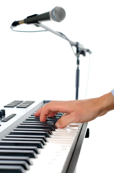 Maicrofone e mãos masculinas tocando piano no estúdio isola — Fotografia de Stock