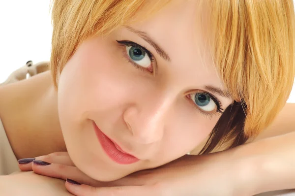 Close-up πορτρέτο του ένα χαμογελαστό κορίτσι με μπλε μάτια με λευκό co — Φωτογραφία Αρχείου