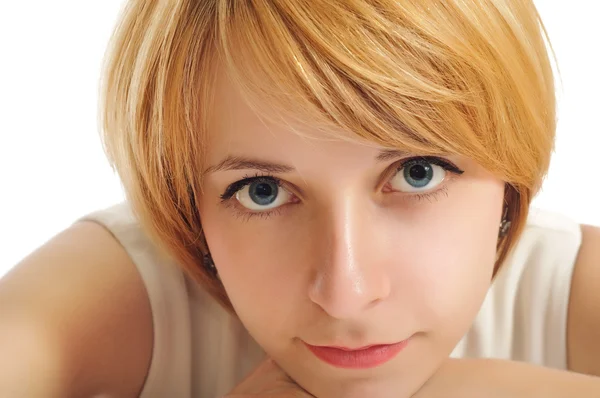 Close-up retrato de uma menina sorridente com olhos azuis com co branco — Fotografia de Stock