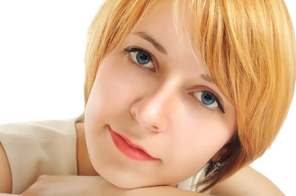 Крупный план портрета улыбающейся девушки с голубыми глазами и белым косоглазием — стоковое фото