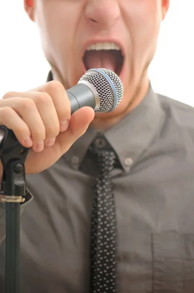 Üzletember vagy énekes sikoltozik gazdaság mikrofon a kezével — Stock Fotó
