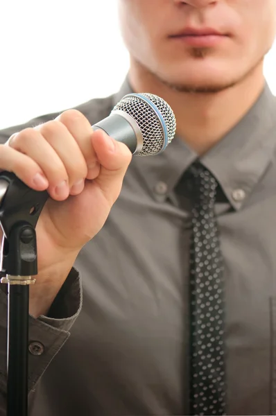 Empresario o cantante en abrigo gris con corbata de cuello sosteniendo microph —  Fotos de Stock