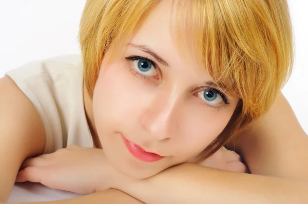 Close-up πορτρέτο του ένα χαμογελαστό κορίτσι με μπλε μάτια με λευκό co — Φωτογραφία Αρχείου