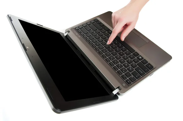 Vrouwelijke hand drukken op een knop op laptop toetsenbord met de vinger — Stockfoto