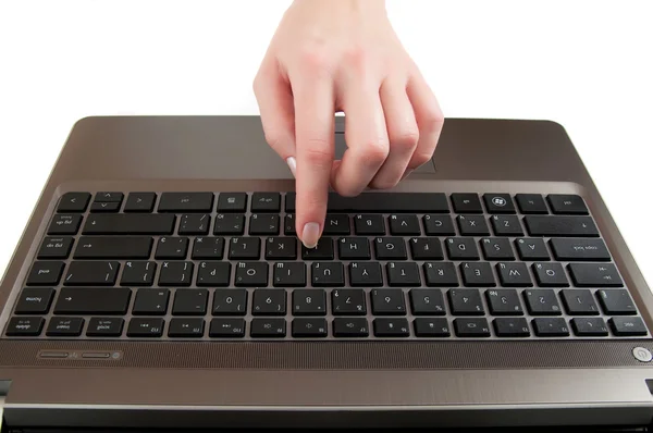 Vrouwelijke hand drukken op een knop op laptop toetsenbord met de vinger — Stockfoto