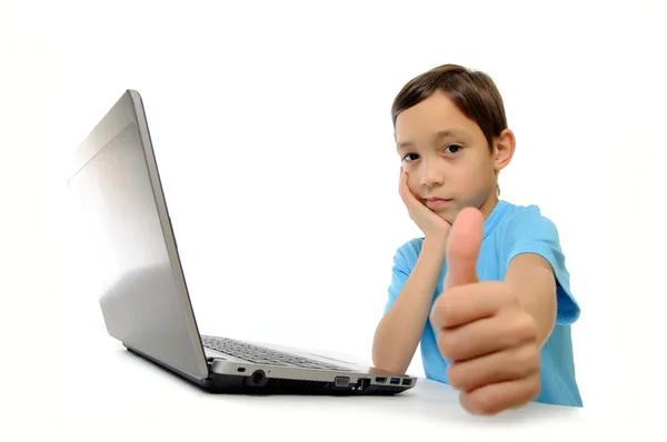 Мальчик с ноутбуком изолированы на белом фоне, показывая хорошо изолированы — стоковое фото