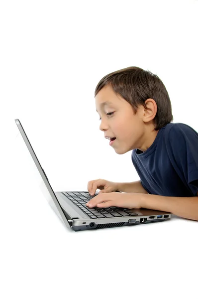 Хлопчик з ноутбуком ізольований на білому тлі — стокове фото