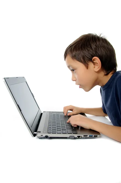 Menino com laptop isolado no fundo branco — Fotografia de Stock
