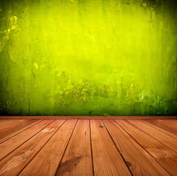 Dark vintage green room or interior with wooden floor and artist — Stock Photo, Image