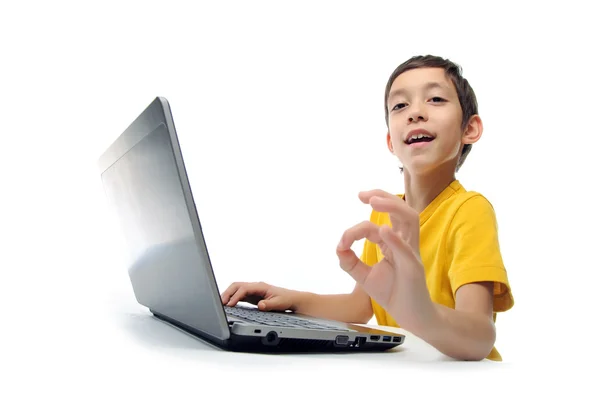 Menino em camiseta amarela com laptop mostrando ok na câmera iso — Fotografia de Stock