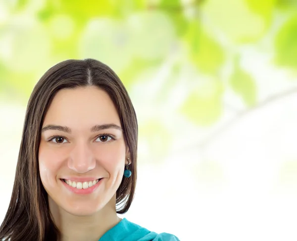 Χαμογελώντας μελαχρινή γυναίκα πέρα από το φυσικό υπόβαθρο πράσινο σπα — Φωτογραφία Αρχείου