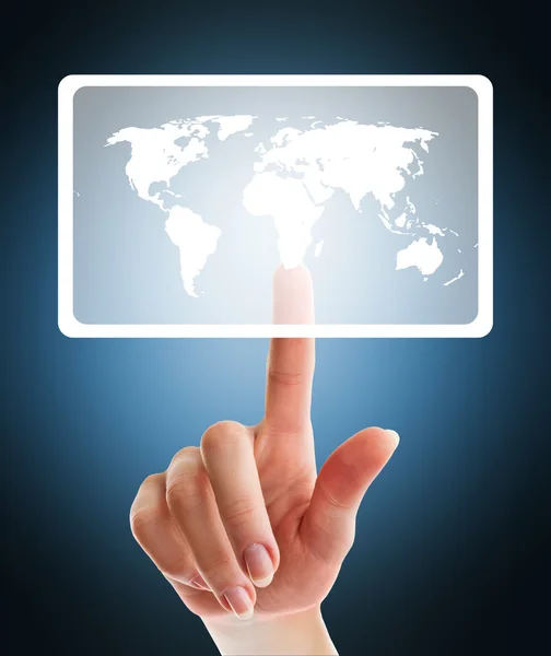 Main féminine appuyant sur le bouton virtuel avec carte du monde — Photo
