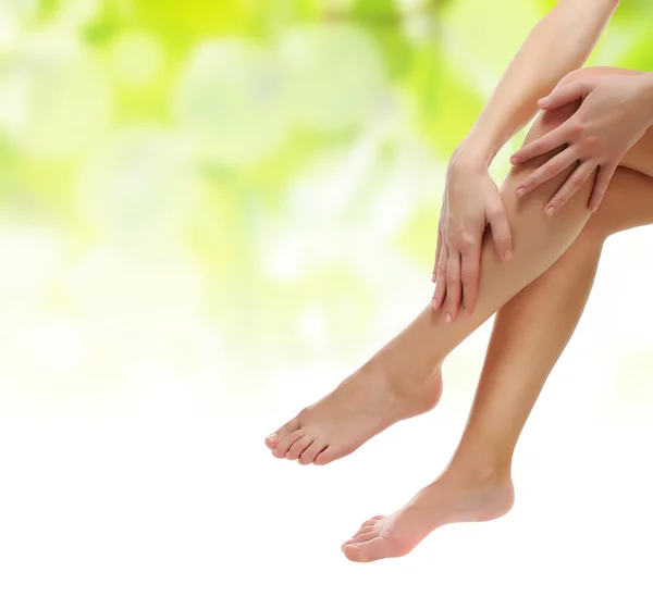 Saludable sexy delgada piernas femeninas siendo masajeado con las manos — Foto de Stock