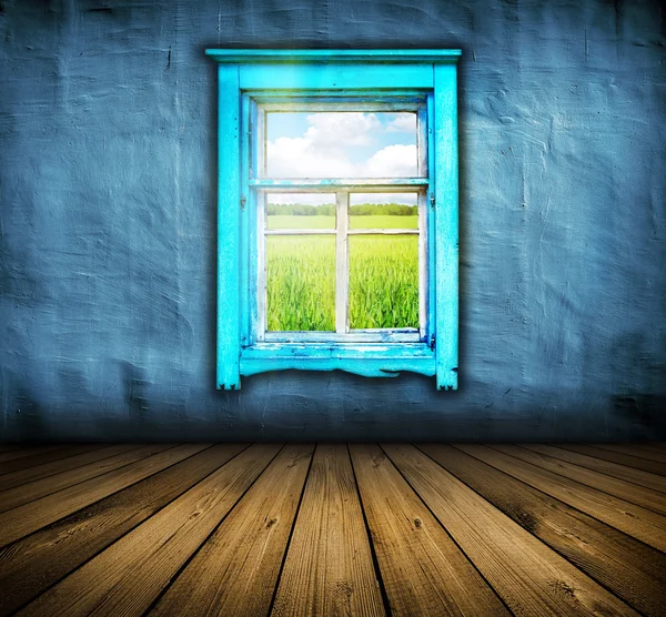 Quarto azul vintage escuro com piso de madeira e janela com campo a — Fotografia de Stock