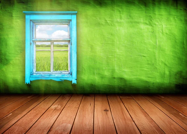 Комната с окном с полем и небом над ней — стоковое фото