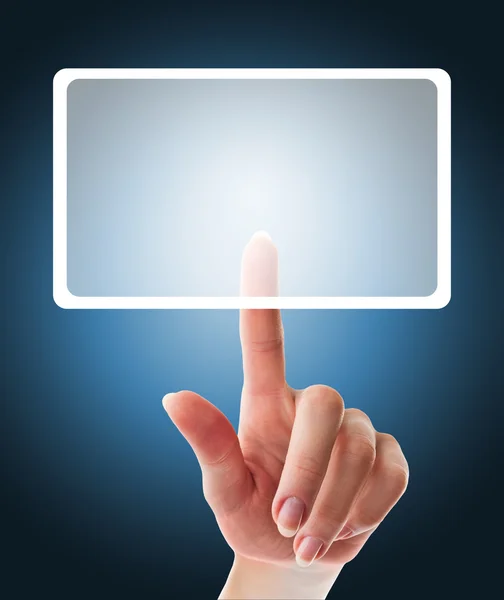 Mano femenina pulsando un botón en una interfaz de pantalla táctil — Foto de Stock